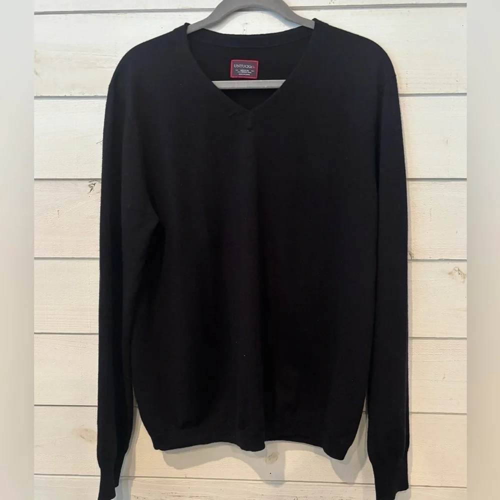 UNTUCKit Sweater Men's Medium 100% Merino Wool Navy V Neck Long Sleeve Pullover